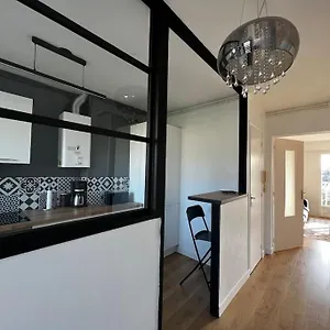  Appartement T2 Lumineux Refais A Neuf Avec Parking !